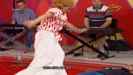 Səidə Sultan canlı yayımda ifaçını yıxıb təpiklədi