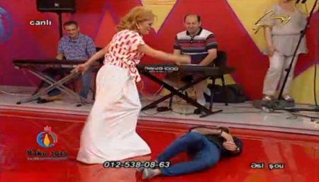 Səidə Sultan canlı yayımda ifaçını yıxıb təpiklədi