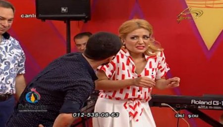 Səidə Sultan canlı yayımda ifaçını yıxıb təpiklədi