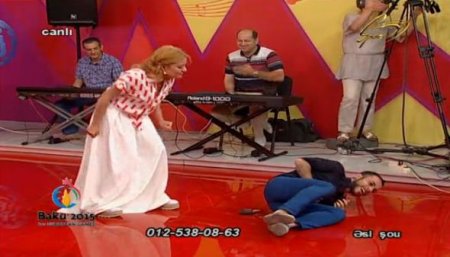 Səidə Sultan canlı yayımda ifaçını yıxıb təpiklədi