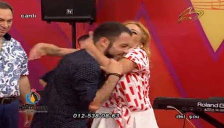 Səidə Sultan canlı yayımda ifaçını yıxıb təpiklədi