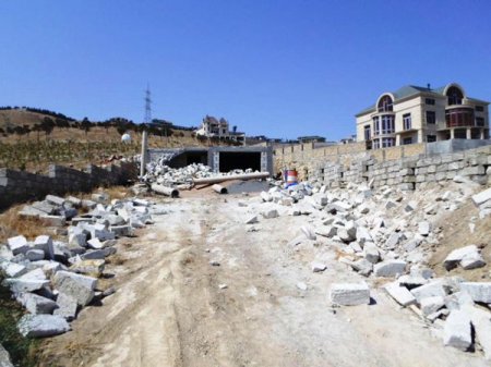 «Dostluq» parkında villaların söküntüsü dayandırılıb