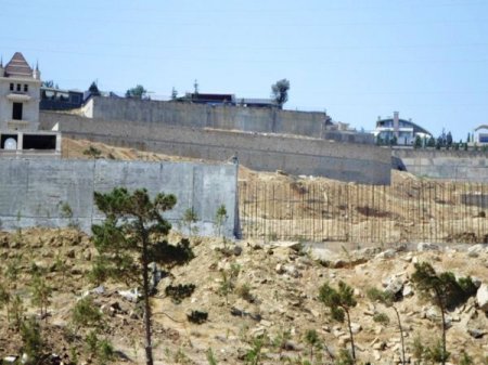 «Dostluq» parkında villaların söküntüsü dayandırılıb
