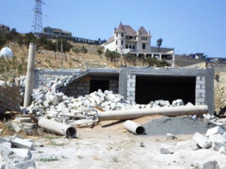 «Dostluq» parkında villaların söküntüsü dayandırılıb