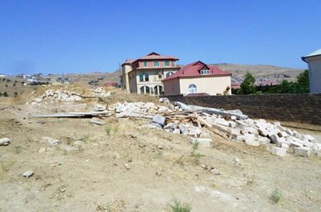 «Dostluq» parkında villaların söküntüsü dayandırılıb