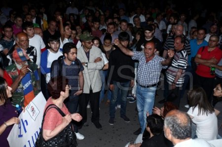 İrəvan küçələrində etiraz çadırları quruldu