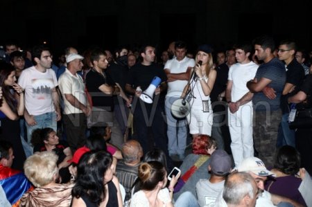 İrəvan küçələrində etiraz çadırları quruldu