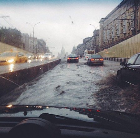 Moskva su altında