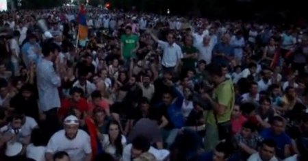 İrəvanda üsyan: xalq Sərkisyanın iqamətgahına hücum edir, polis atəş açmağa hazırdır