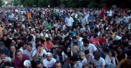 İrəvanda üsyan: xalq Sərkisyanın iqamətgahına hücum edir, polis atəş açmağa hazırdır