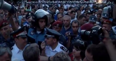 İrəvanda üsyan: xalq Sərkisyanın iqamətgahına hücum edir, polis atəş açmağa hazırdır