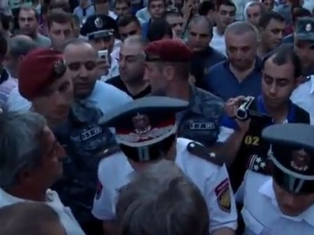 İrəvanda üsyan: xalq Sərkisyanın iqamətgahına hücum edir, polis atəş açmağa hazırdır