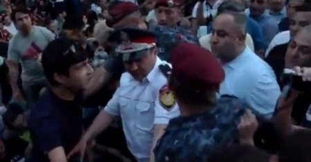 İrəvanda üsyan: xalq Sərkisyanın iqamətgahına hücum edir, polis atəş açmağa hazırdır