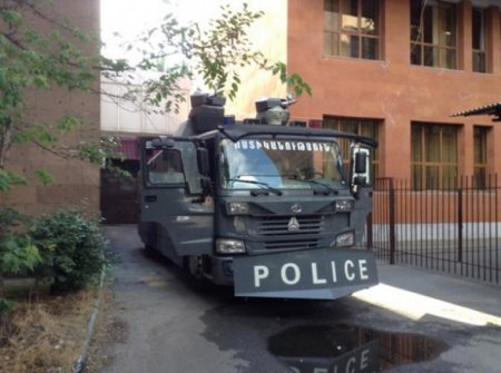 İrəvanda üsyan: xalq Sərkisyanın iqamətgahına hücum edir, polis atəş açmağa hazırdır