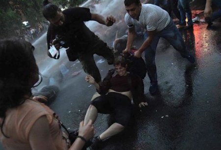 İrəvanda xalq üsyanı davam edir