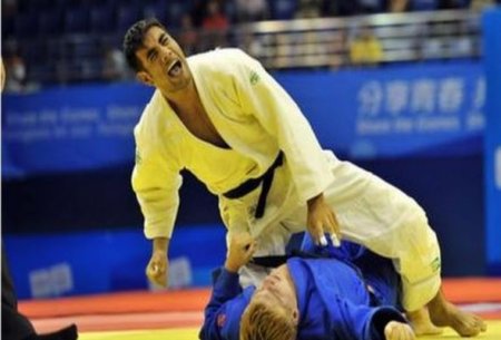 Cüdo üzrə Olimpiya çempionu restoranda qab yuyur