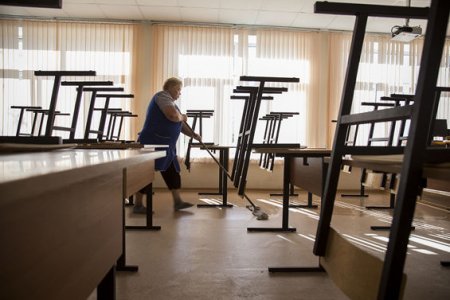 Ağsuda məktəb direktoru xadiməni vəhşicəsinə döydü