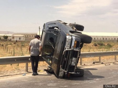 Magistral yolda qəza: “Nissan” aşdı