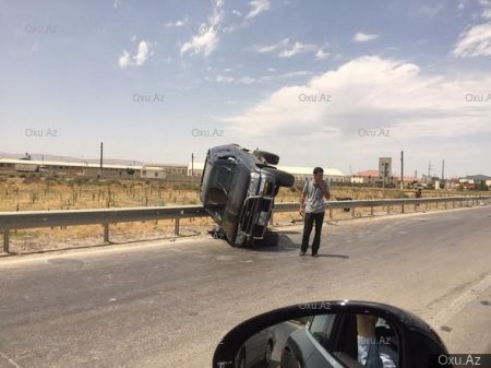 Magistral yolda qəza: “Nissan” aşdı