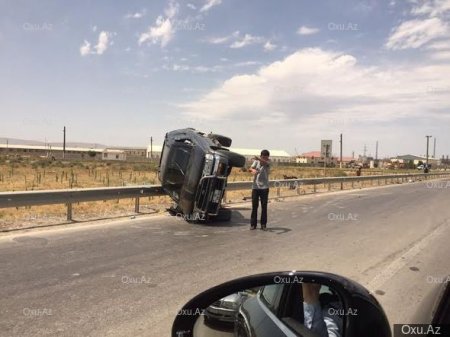 Magistral yolda qəza: “Nissan” aşdı