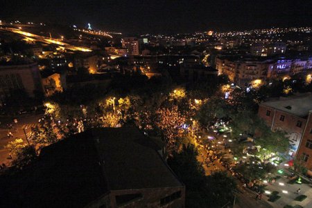 İrəvanda kütləvi etiraz aksiyaları davam edir