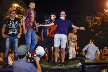 İrəvanda kütləvi etiraz aksiyaları davam edir