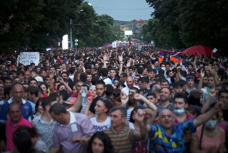 İrəvanda kütləvi etiraz aksiyaları davam edir