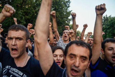 İrəvanda kütləvi etiraz aksiyaları davam edir