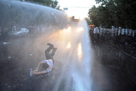 İrəvanda kütləvi etiraz aksiyaları davam edir