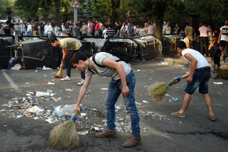 İrəvanda kütləvi etiraz aksiyaları davam edir