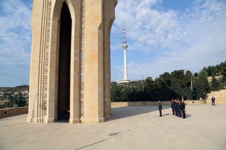 Müdafiə Nazirliyinin rəhbərliyi Fəxri və Şəhidlər xiyabanını ziyarət edib