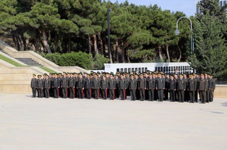 Müdafiə Nazirliyinin rəhbərliyi Fəxri və Şəhidlər xiyabanını ziyarət edib