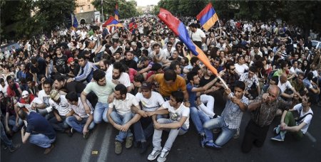 İrəvandakı ixtişaşların gizli görüntüləri