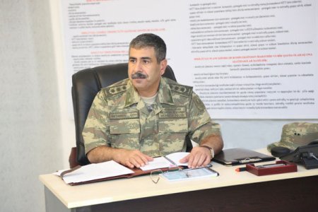 Müdafiə naziri jurnalistləri təbrik etdi