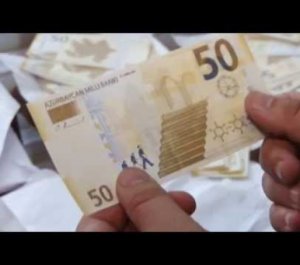 Bankda saxta pul dəyişmək istəyən qadın saxlanıldı