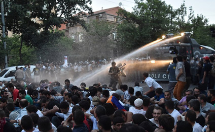 Etirazçılar İrəvanın küçələrini bağlayırlar