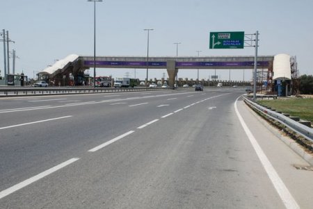 Paytaxtın mərkəzi prospektində yerüstü piyada keçidlərinin üzlükləri yenilənir
