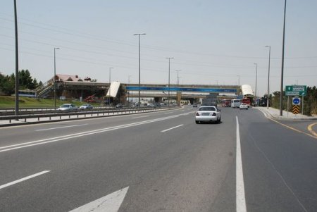 Paytaxtın mərkəzi prospektində yerüstü piyada keçidlərinin üzlükləri yenilənir