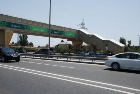 Paytaxtın mərkəzi prospektində yerüstü piyada keçidlərinin üzlükləri yenilənir