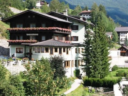 Avstriyada otel alan azərbaycanlı danışdı