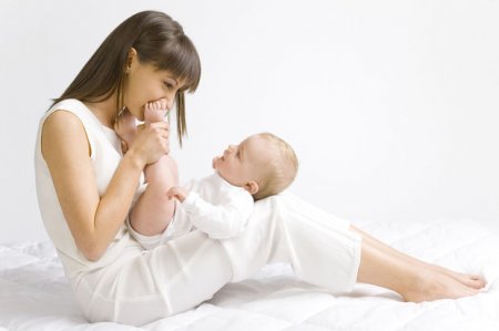 Nikah yaşına çatmayan qadınların dünyaya gətirdiyi uşaqların sayı açıqlanıb