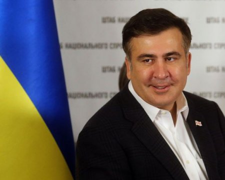 Saakaşvili yeni gömrük terminalına model görünüşlü işçilər yığır