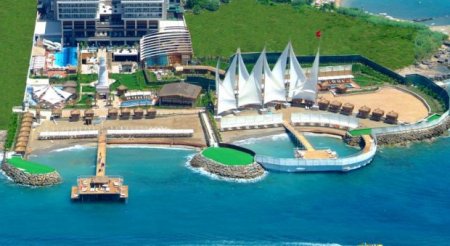 Halal turizm: qapalı hovuz, yelkənlə bağlanmış dəniz...