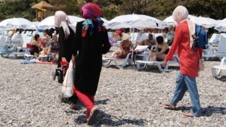 Halal turizm: qapalı hovuz, yelkənlə bağlanmış dəniz...