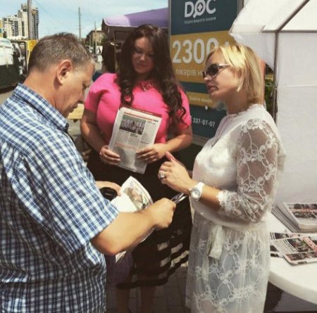 Deputatın gənc köməkçisinin “radikal” gözəlliyi interneti fəth etdi