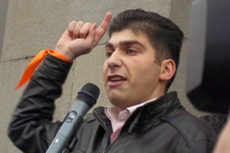 Etirazçılar İrəvanın küçələrini bağlayırlar