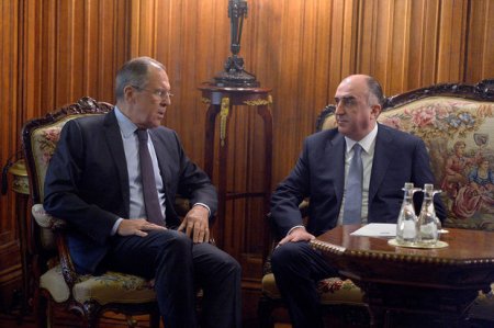 Lavrov: Azərbaycan nümayəndələrini hərbi sərgidə gözləyirik