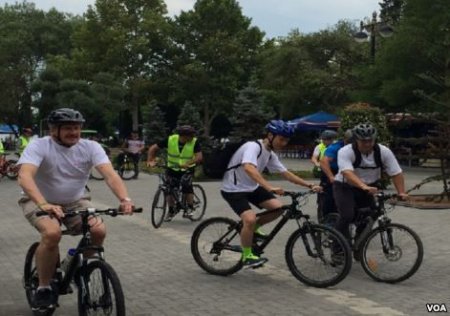 Robert Sekuta Bakı yollarında velosiped sürdü
