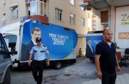Türkiyədə AKP-yə məxsus avtomobilin altından bomba çıxdı