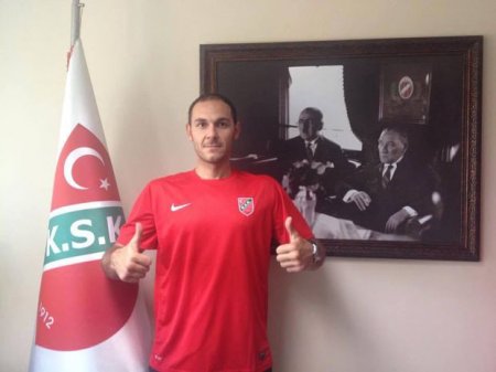 Kamran Ağayev müqavilə imzaladı